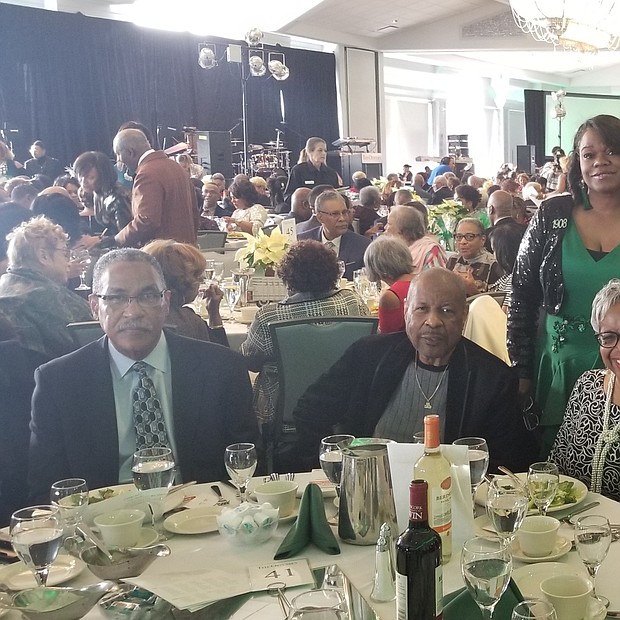 The South Suburban Chicago Links, Incorporated Fundraiser, “Getting In the Groove” featuring the Whispers at the Odyssey Country Club! The party was awesome as usual! Event goers enjoyed the view of festivities from the tables of Link Faye Terrell-Perkins , Link Donna and Link Jennifer Norell.