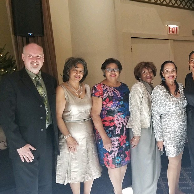 Greg Kramer, Covenant House of Chicago, Donor Relations Manager; Carolyn Lopez, Services to
Youth Chair; Annette J. Johnson, Program Chair; Ruth Slaughter, Program Co-Chair; Murrell
Duster, Social Committee Chair; Julianna Stratton, Lieutenant Governor of Illinois; Gwendolyn B.
Lee, 14th National President of Links, Inc; Tresa Dunbar Garrett, President, Chicago Chapter of the
Links, Inc; Cheryl Hamilton Hill, CEO of Covenant House of Chicago; Sherma Wise Thomas, Mistress
of Ceremony and Services to Youth Co-Chair; Michael Wallace, Director of Sales and Marketing,
Millennium Knickerbocker Hotel Chicago.