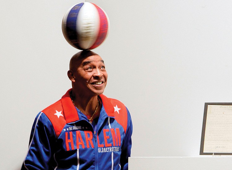 Clip sommerfugl tønde Perth Curly' Neal, who added skill and laughs to the Harlem Globetrotters for  more than 20 years, dies at 77 | Richmond Free Press | Serving the African  American Community in Richmond, VA