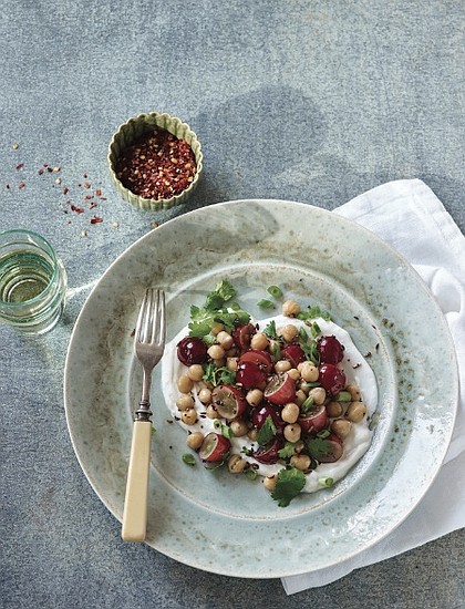 Spiced Chickpeas and Grapes with Yogurt