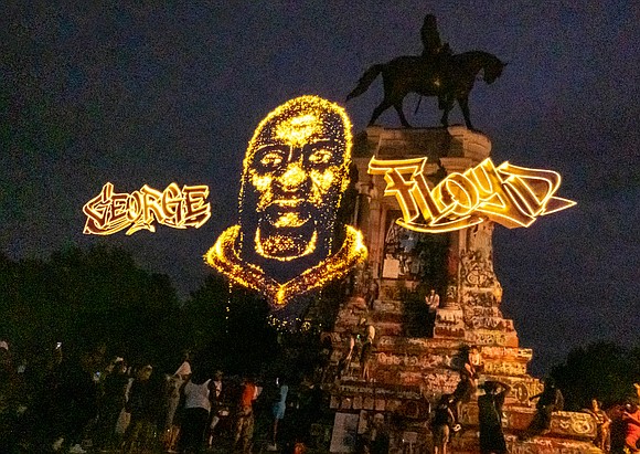 Hundreds of people gathered at the Robert E. Lee statue on Monument Avenue on Tuesday night to hear the family ...