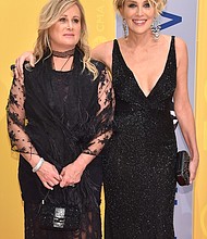 Actress Sharon Stone (R) blames people who don't wear masks for her sister Kelly Stone's coronavirus diagnosis./Credit:	Michael Loccisano/Getty Images