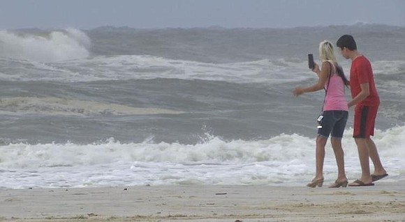 Double red flags are flying in Gulf Shores, but that didn’t stop a crowd from hitting the sand. With the …