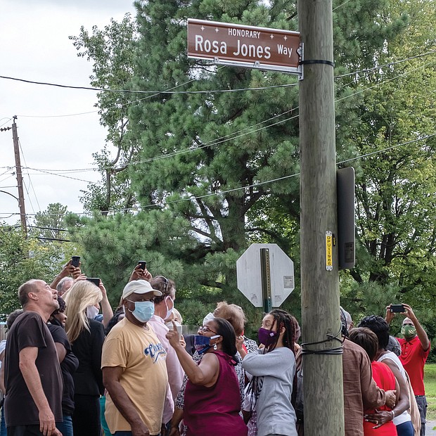 After the unveiling, relatives and admirers eagerly snapped photos of the new sign.