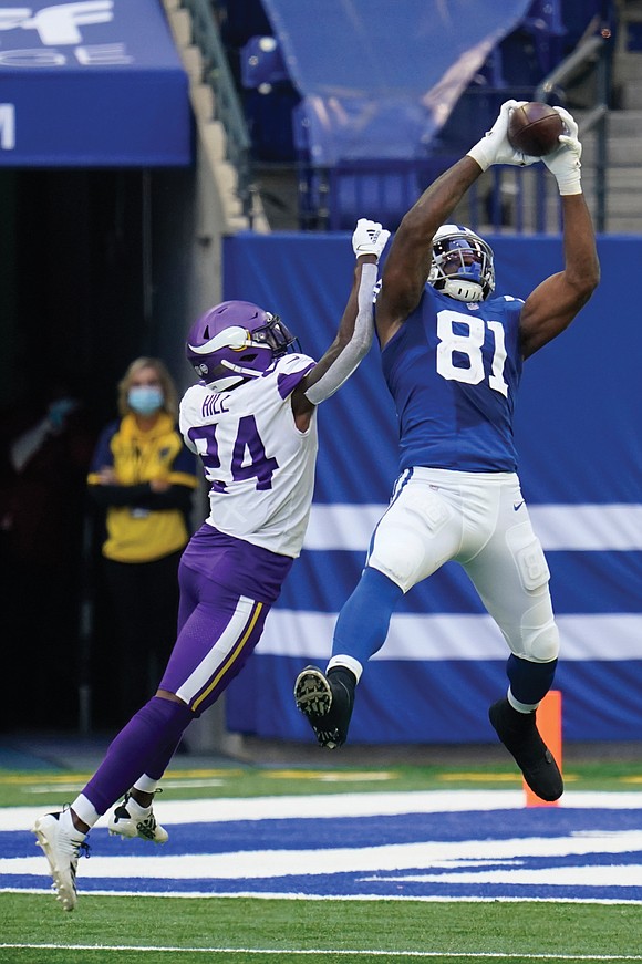 Mo Alie-Cox has some of the largest hands in the NFL and, last Sunday, he showed them off.