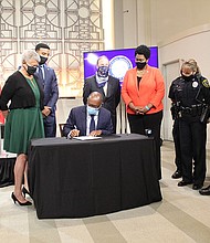 Mayor Sylvester Turn signs Cite and Release executive order.