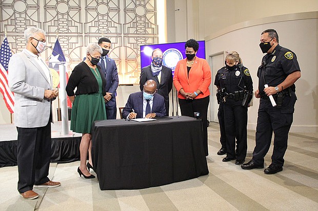 Mayor Sylvester Turn signs Cite and Release executive order.