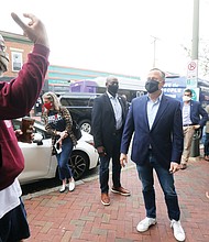 Doug Emhoff, husband of Democratic vice presidential candidate Sen. Kamala Harris, chats with Herman Baskerville, left, owner of Big Herm’s Kitchen in Jackson Ward, as he picks up takeout from the 2nd Street eatery before heading to a campaign rally
in Henrico County, where he joined Congresswoman Abigail Spanberger of Henrico. Mayor Levar M. Stoney, right, took the opportunity to meet with Sen. Harris’ spouse in Richmond. This is Mr. Emhoff’s second campaign visit to Richmond in the last 30 days.