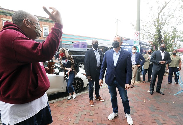 Doug Emhoff, husband of Democratic vice presidential candidate Sen. Kamala Harris, chats with Herman Baskerville, left, owner of Big Herm’s Kitchen in Jackson Ward, as he picks up takeout from the 2nd Street eatery before heading to a campaign rally
in Henrico County, where he joined Congresswoman Abigail Spanberger of Henrico. Mayor Levar M. Stoney, right, took the opportunity to meet with Sen. Harris’ spouse in Richmond. This is Mr. Emhoff’s second campaign visit to Richmond in the last 30 days.