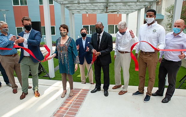 New Hope Housing Dale Carnegie Ribbon Cutting Ceremony.
From left: Mike Laster, Former Houston Council Member District J; Mack Fowler, Chairman Emeritus of New Hope Housing; Mayor Sylvester Turner; Ken Valach, Vice Chairman of New Hope Housing and CEO of Trammell Crow Residential; Leo Vasquez, Member of the TDHCA Governing Board; Joy Horak-Brown, President and CEO of New Hope Housing; Dillan Knudson, Houston Market CEO of BBVA; Sanford W. Criner, Jr., Chairman of New Hope Housing and Vice Chairman of CBRE; The Honorable Edward Pollard, Houston Council Member District J; and, The Honorable Gene Wu, State Representative District 137.