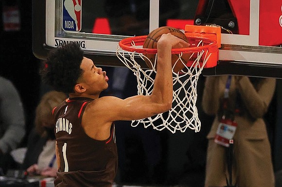 Anfernee Simons introduced the “Kiss the Rim” dunk March 7 and the judges fell in love with it.