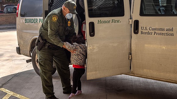 More than 800 unaccompanied migrant children have been in Border Patrol custody for more than 10 days, according to documents …