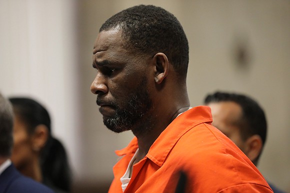 As R. Kelly shuffles his legal team two months ahead of trial, a federal judge is weighing potential conflicts involving …