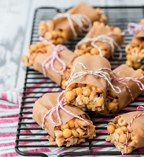 5 Ingredient Cereal Bars are great with any of your favorite cereals, but our current obsession is to use a … 5 Ingredient Cereal Bars are great with any of your favorite cereals, but our current obsession is to use a …