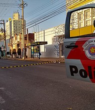 Heavily armed bank robbers wreaked havoc in Aracatuba early Monday, striking three banks, setting fire to vehicles and tying hostages to their getaway cars, officials say.
Mandatory Credit:	Lazaro Jr./Hojemais Aracatuba/AFP/Getty Images
