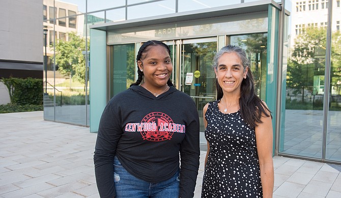 INTN1 – Deijah Beatty, left, is a junior at Kenwood Academy High School, who participated in the University of Chicago Youth Internship Program. Laura Rico-Beck, right, is the Assistant Dean of Education and Outreach at the University of Chicago’s Pritzker School of Molecular Engineering and served as Deija’s supervisor during the internship program.  Photo Courtesy of the University of Chicago’s Office of Civic Engagement