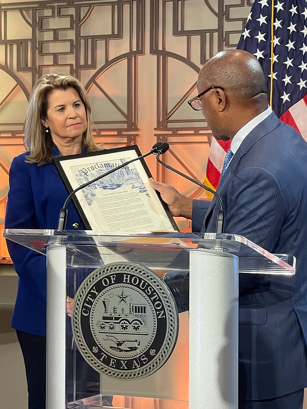 Mayor Slyvester Turner announces the second round of Comcast RISE Investment Fund grants for Houston area minority-owned small businesses.  Mayor Turner recognized Comcast Houston with a proclamation presented to Toni Beck, Vice President of External Affairs for Comcast Houston.