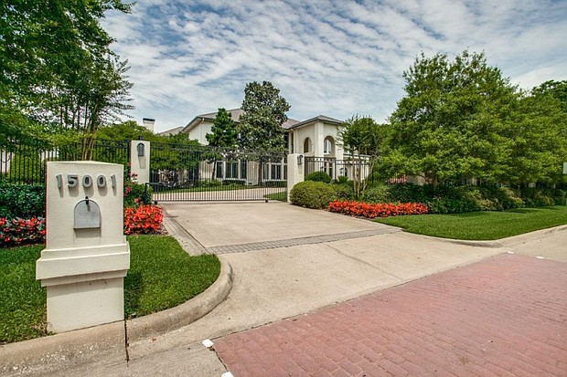 Emmitt Smith’s home is for sale at $2.2 million and includes a dinner date with him.