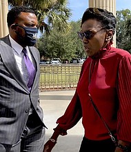 Ahmaud Arbery’s mother Wanda Cooper-Jones heads into the Glynn County Courthouse in Brunswick, Ga whith her attorney attorney Lee Meritt
(AP Photo/Lewis M. Levine)