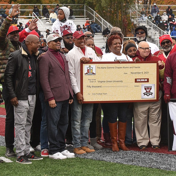 It was William “Dil” Dillon Day at Virginia Union University last Saturday during the Panthers’ annual gridiron clash with the Trojans of Virginia State University.
During halftime of the game at VUU’s Hovey Stadium, family members, former teammates and fellow members of Kappa Alpha Psi Fraternity participate in a ceremony to officially retire the No. 42 jersey that the late Mr. Dillon wore as a VUU player from 1979 to 1982.
The fraternity’s Alpha Gamma Chapter also donated $50,000 to the VUU football team during the ceremony.
Mr. Dillon, a Detroit native who later won plaudits as a local softball player and high school basketball official before his death in 2017 at age 59, was recognized and remembered for his remarkable playing career.
As recounted during the ceremony, Mr. Dillon was a star defender for the Panthers under Coach Willard Bailey. During his VUU career, he picked off 30 opponents’ passes, including 16 during his sophomore season. He was selected three years in a row as an Associated Press Little All-American while helping VUU earn four straight invitations to the NCAA Division II football tournament.