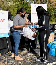 Nicor Gas partnered with Goodr to distribute food to 2,500 families during pop-up grocery stores events on a weekend in early November. Photo provided by Aliya Nealy