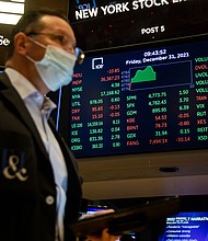 Stocks remained near record levels on January 3, the first trading day of the year, and investors are ramping up the greed, and pictured, a monitor displays stock information in New York, on Dec. 31, 2021.
Michael Nagle/Bloomberg/Getty Images