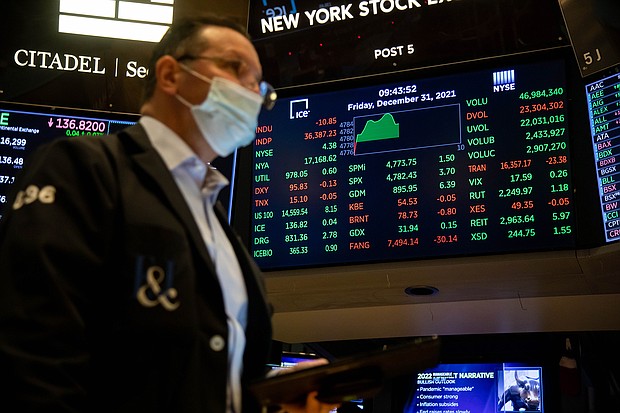 Stocks remained near record levels on January 3, the first trading day of the year, and investors are ramping up the greed, and pictured, a monitor displays stock information in New York, on Dec. 31, 2021.
Michael Nagle/Bloomberg/Getty Images