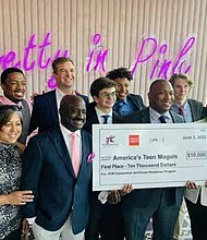 Team Alattis won the grand prize of $10,000 with a modern solution to virtual
and hybrid videoconferencing. From left to right: Gina Battagliola, Nick
Cannon, Ronnie Highsmith, Roel Huinink, Jacob Mandel, James Ward, Vernon
Taylor, William Olsker, Catherine Domenech, Patrick Sanchez. PRNewsFoto.