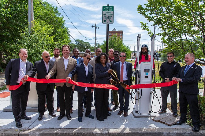ComEd CEO Gil Quinones, along with community partners at the ribbon cutting for Electric Vehicle Chargers in Bronzeville. Photo provided by ComEd.