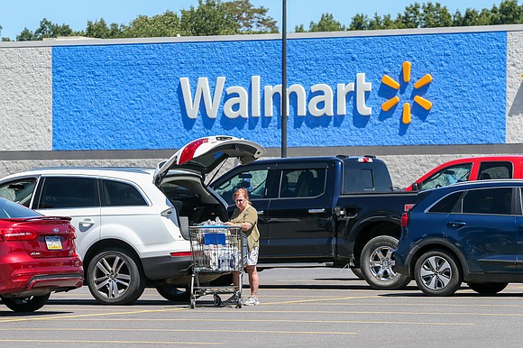 Walmart had good news Tuesday for investors and economists worried about a looming recession, as the retail giant gave a …