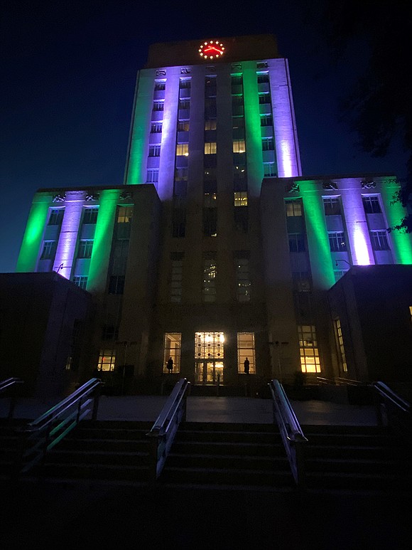 As a sign of solidarity with the Houston area Pakistani community, Mayor Sylvester Turner this evening authorized the lights of …