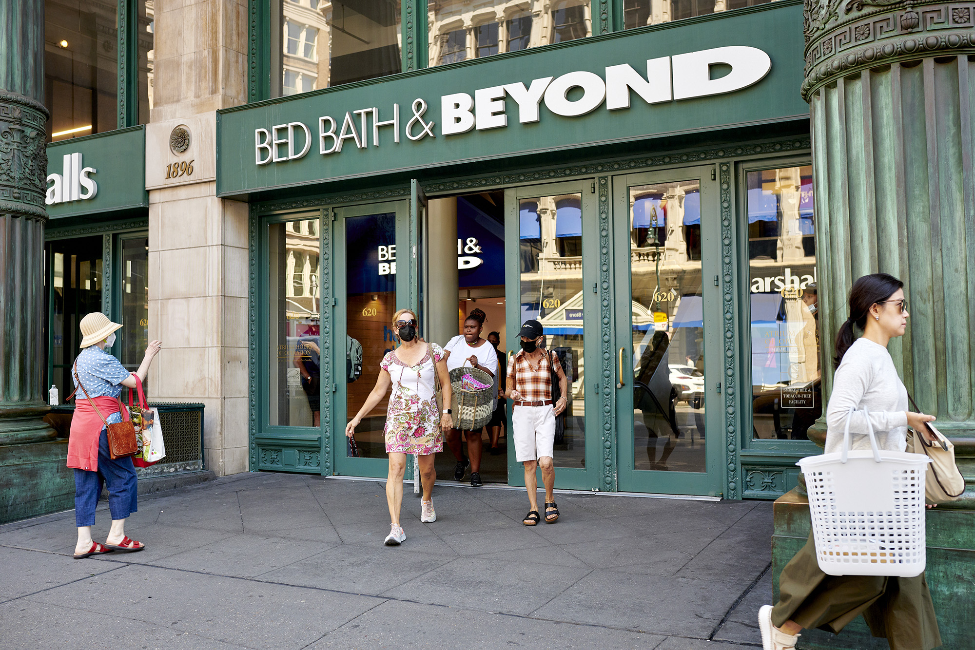 Bed Bath & Beyond shares are down sharply after CFO jumps to his death