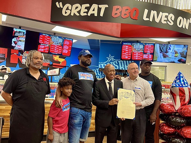 Mayor Turner helps open up the third location for Burn's Original BBQ with Burn’s Original BBQ owner Cory Crawford and family