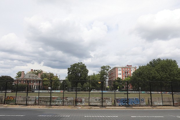 The City of Richmond has unveiled its possible design plans for the former site of the Robert E. Lee statue on Monument Avenue. The controversial statue was removed one year ago after the Virginia Supreme Court ruled 7-0 that “values change and public policy changes, too” in a democracy.
The site frequently is referred to as the Marcus David Peters Circle by some community activists since the summer of 2020 following the deaths of George Floyd and other Black people who died at the hands of law enforcement. The city’s Urban Design Committee will review the temporary plans that include removing the fencing and concrete graffiti barriers and installing landscaping that could cost up to $100,000. 
According to the City, this is not the final plan for the “Reimagine Monument Avenue” project. A meeting is scheduled for Thursday, Sept. 8, convened by the Urban Design Committee, to discuss plans. The Richmond Planning Commission’s final vote is scheduled Sept. 19.