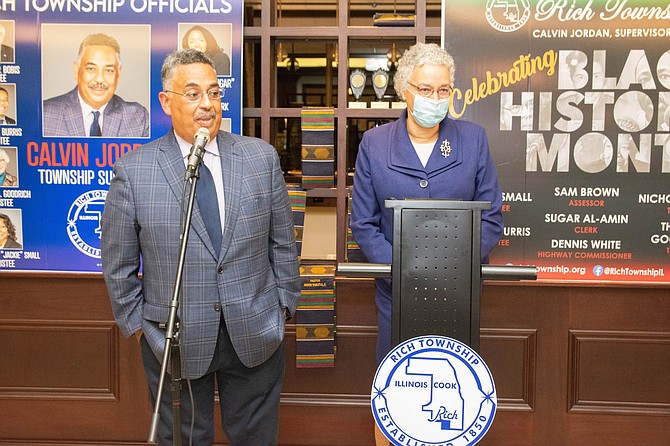 Pictured- Calvin Jordan, Cook County Board President Toni Preckwinkle and executive officers of the Cook County Democratic Party presenting Jordan with 2022 Trailblazer Award.  Photo courtesy of STHMEDIA LLC