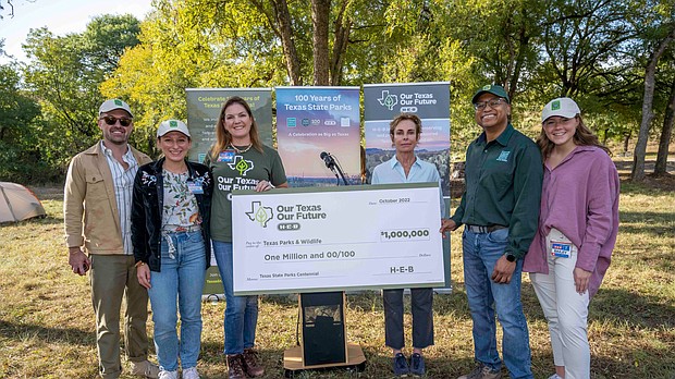 H-E-B presents check to Texas State Parks