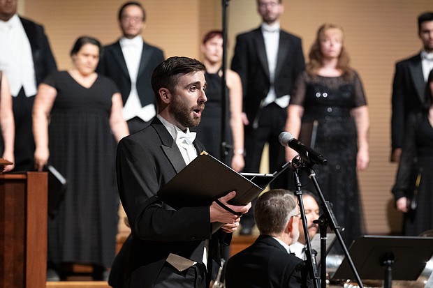 The Grammy® Award-winning Houston Chamber Choir, led by founder and artistic director Robert Simpson, will perform the concert “Desert Island Playlist” on Saturday, Nov. 19 at South Main Baptist Church.
Photo credits: Ken Jones and Jeff Grass Photography