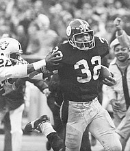 Pittsburgh Steeler Franco Harris (32) eludes a tackle by Oakland Raider Jimmy Warren as he runs 42 yards for a touchdown after catching a deflected pass during an
AFC Divisional NFL playoff game in Pittsburgh on Dec. 23, 1972. Mr. Harris died Wednesday morning, Dec. 21, 2022, at age 72, just two days before the 50th anniversary of “The Immaculate Reception.”