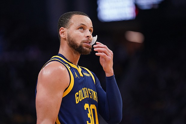 There is no return date for Steph Curry after he injured his knee on Saturday.
Mandatory Credit:	Cary Edmondson//USA TODAY Sports/Reuters