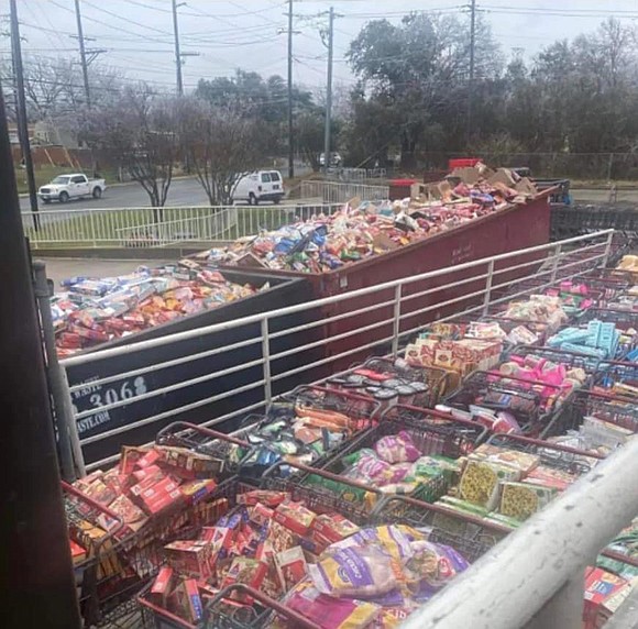 Authorities in Austin, Texas, responded to gridlocked roads near an H-E-B grocery store this week after more than 250 people …