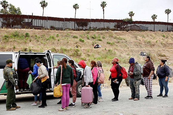 Despite warnings about a potential surge in migrants that sent thousands of federal personnel to the southern US border, officials …