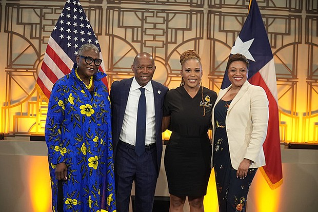 Captured from left to right: Houston Public Library - Director Rhea Lawson, Mayor Sylvester Turner, 2022 Liftoff Houston Winner - Dr. Tasha Roberts Jnofinn, Office of Business Opportunity- Director Marsha Murray.