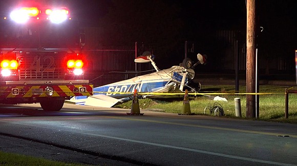 An aircraft hit a power line and crashed in Houston on Saturday night, killing one person and knocking out power …