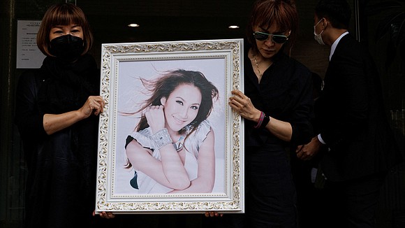 Family and fans bade farewell to singer and actress CoCo Lee at her funeral in Hong Kong on Monday, celebrating …