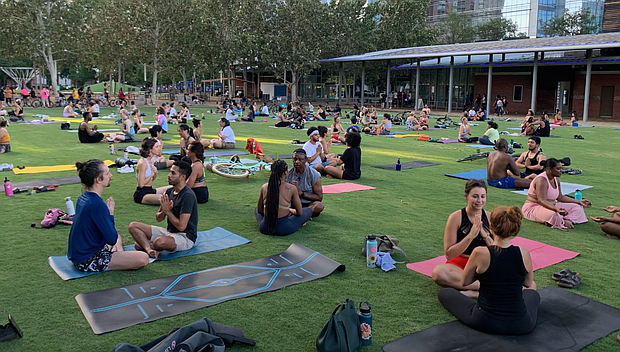 Clase de Yoga Respiración Consciente y Meditación de Sonidos en Español