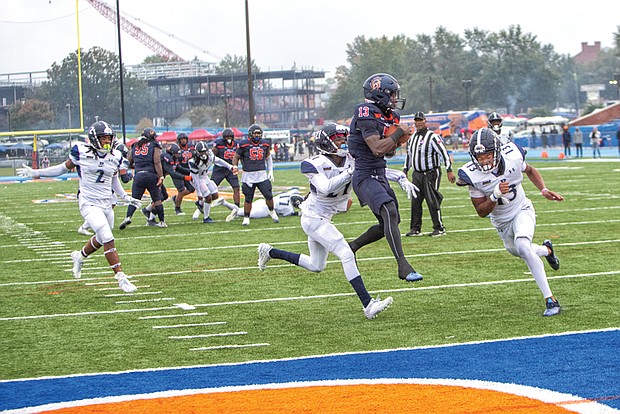 Jordan Davis hit 14 of 24 passes for 208 yards and two touchdowns to Kevin Gayles for 19 yards and Tayshaun Porter (No. 13) for 23 during the VSU homecoming game on Oct. 14.