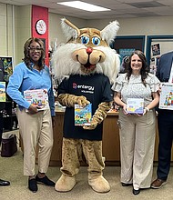 Entergy Texas and United Way of Greater Houston celebrated a donation of $165,000 in school supplies
for six Montgomery County school districts by visiting one of the elementary schools receiving those
supplies. Each district was able to designate the type of supplies they would receive, based on their
needs. L to R: Stuart Barrett, vice president of Customer Service, Entergy Texas; Dr. Angel Harris, vice
president and chief advancement officer, United Way of Greater Houston; Peachcreek Elementary
School mascott; Jessica Sowell, Peachcreek Elementary school principal; Dr. Jeff Burke, superintendent,
Splendora Independent School District.
Photo credit: Entergy Texas