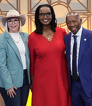 Mayor Turner with (l-r) Susan Christian (MOSE), Deborah Duncan (KHOU),
Muffy King (HLS&R), Winell Herron (HEB) Kresha Sivinski (CITGO)
and Lauren Leal (Highland Village Shopping Center)