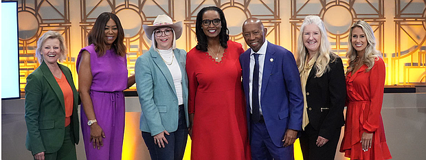 Mayor Turner with (l-r) Susan Christian (MOSE), Deborah Duncan (KHOU),
Muffy King (HLS&R), Winell Herron (HEB) Kresha Sivinski (CITGO)
and Lauren Leal (Highland Village Shopping Center)