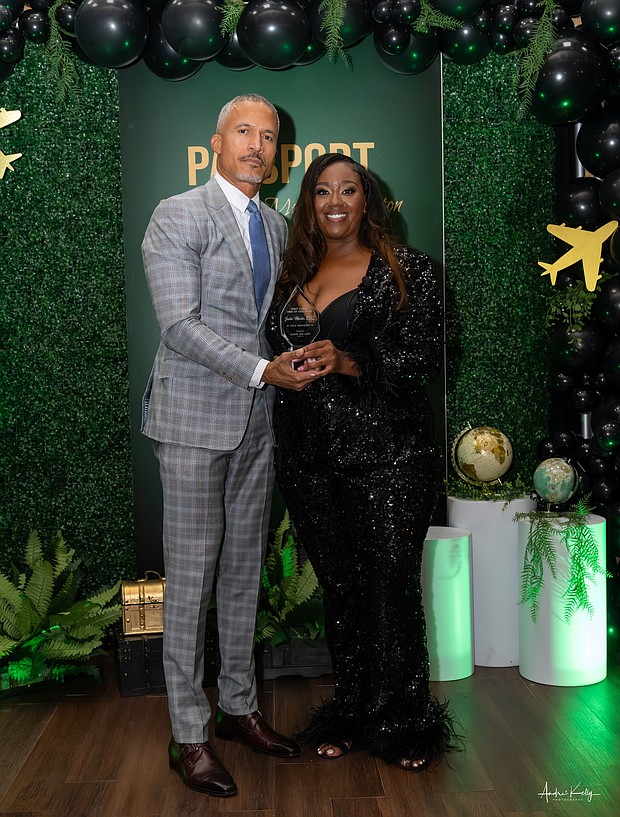 Justin Martin of IJustGotHit.Com receiving his award